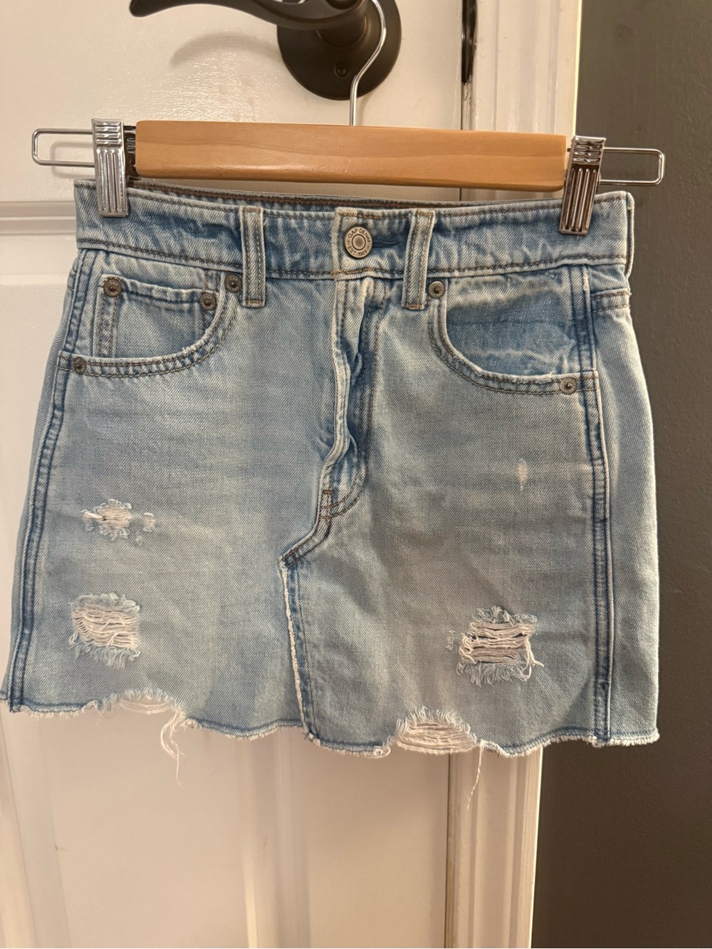 Gap Kids Distressed Denim Mini Skirt Girls Size 8 Light Wash Raw Hem